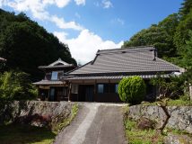 母屋・離れです。駐車スペースは手前にあります